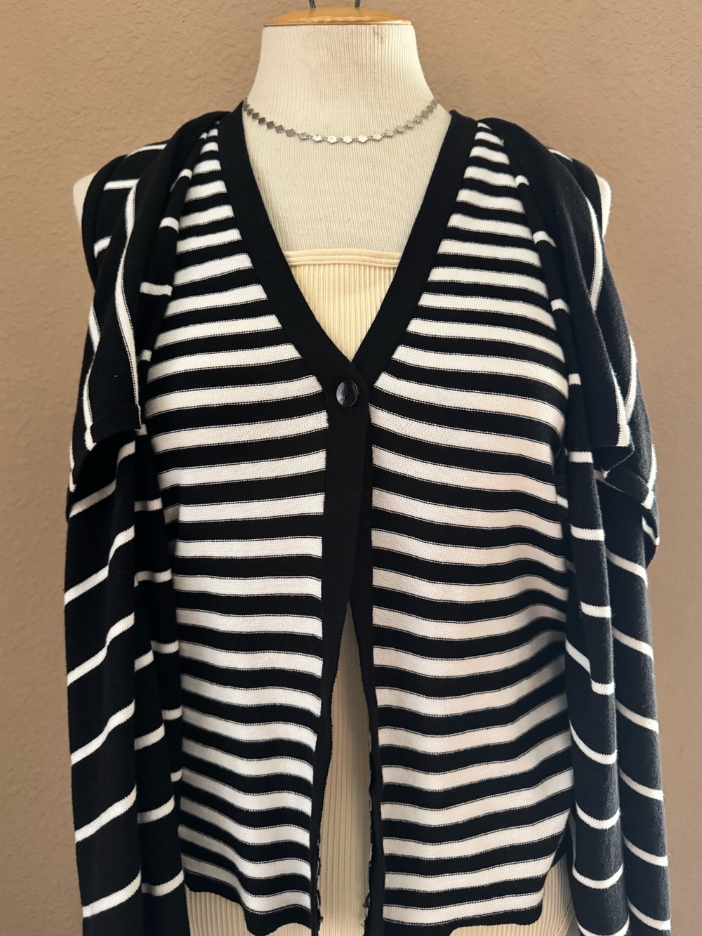 Foxcroft STUNNING Black and White Sleevless Cardigan